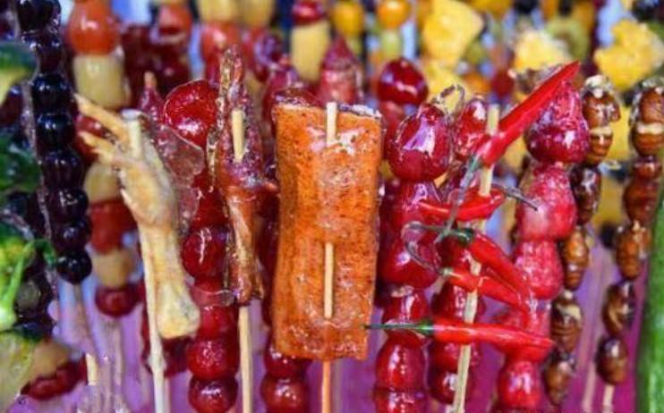 輸送帶廠家：新花樣！東北攤主把雞爪豬蹄做成糖葫蘆