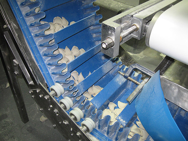 普通輸送帶能爬坡不？