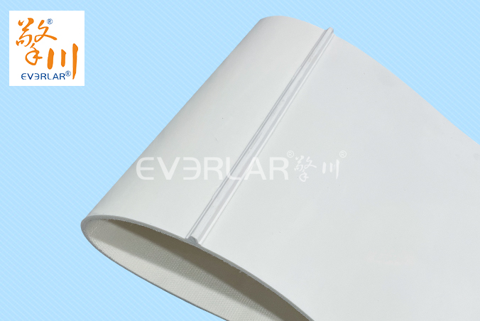 白色PU輸送帶加導條耐磨平穩(wěn)易清潔工業(yè)皮帶