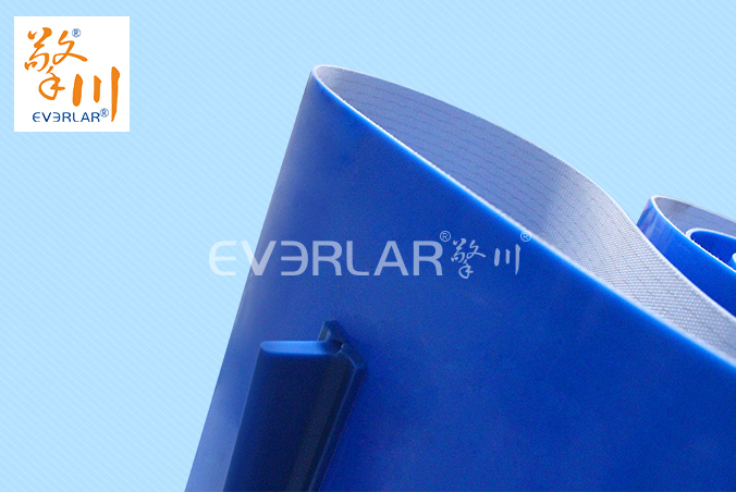 藍(lán)色PVC輸送帶加擋塊耐磨抗拉強度耐腐蝕工業(yè)皮帶