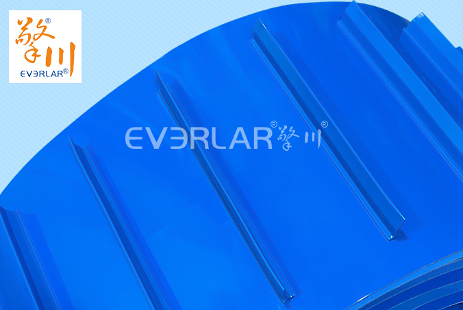 PU輸送帶加擋板導(dǎo)條耐磨防滑藍(lán)色食品級(jí)自動(dòng)化流水線傳送帶定制