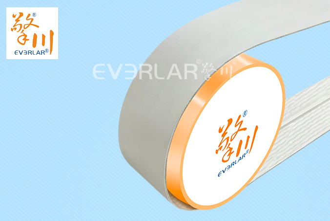 白色食品級(jí)PU輸送帶加導(dǎo)條耐磨耐油日化行業(yè)輸送機(jī)械皮帶加工定制