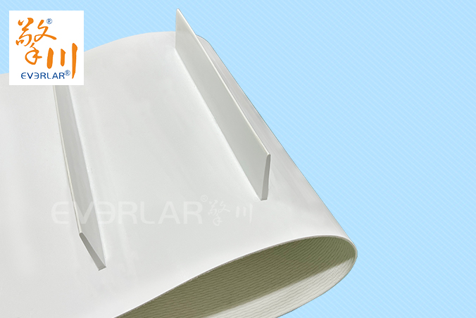 白色PU食品級輸送帶加擋板耐磨耐油食品包裝電子分揀線提升機(jī)皮帶定制