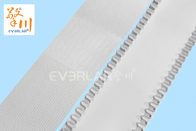 白色PU輸送帶加裙邊食品級耐油食品醫(yī)藥分揀輸送機(jī)皮帶廠家定制