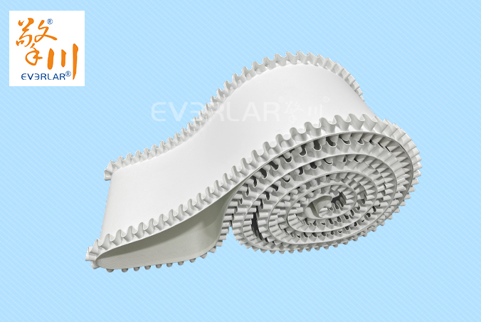 白色PU輸送帶加裙邊耐磨耐磨食品級行業(yè)傳送帶聚氨酯皮帶定制