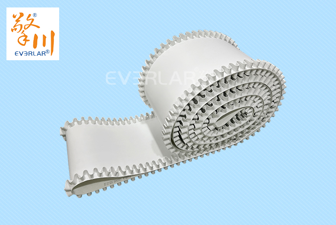 白色PU輸送帶加裙邊耐磨耐磨食品級(jí)行業(yè)傳送帶聚氨酯皮帶定制