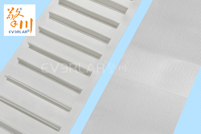 食品級(jí)白色PU輸送帶加擋板防滑落耐磨食品包裝分揀線傳送帶定制