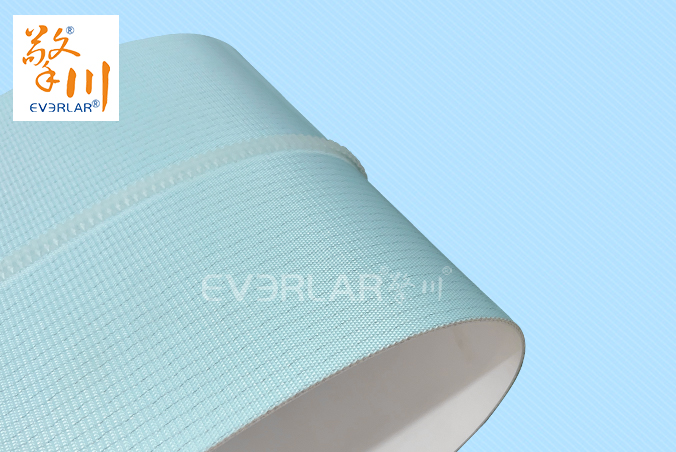 食品級藍色PU輸送帶加導條防滑易清潔食品醫(yī)藥輸送機傳輸帶定制