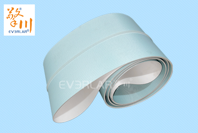 食品級藍色PU輸送帶加導條防滑易清潔食品醫(yī)藥輸送機傳輸帶定制