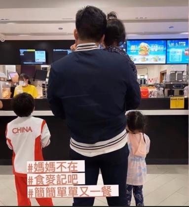 郭晶晶不在霍啟剛帶娃吃快餐 郭晶晶不在霍啟剛帶娃吃快餐