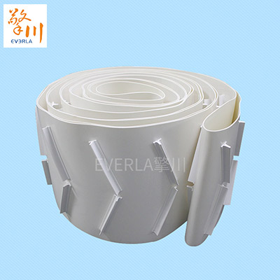 1628214965336499.jpg 優(yōu)質(zhì)食品級(jí)pu輸送帶加T型擋塊.jpg